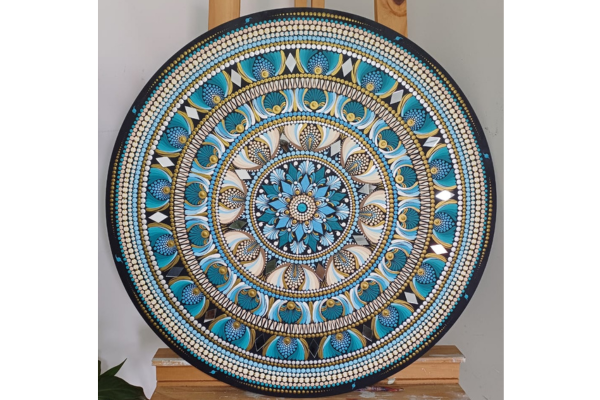 Uma mandala em pontilhismo é a junção de duas práticas artísticas: a mandala, um símbolo de plenitude e harmonia, e o pontilhismo, uma técnica de pintura que utiliza pequenos pontos para criar imagens vibrantes e detalhadas.
