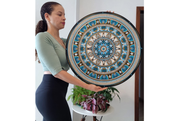 Imagine um círculo perfeito preenchido com milhares de pontos coloridos. Cada ponto, meticulosamente posicionado, contribui para a formação de belos desenhos e adornos. Essa é a essência da mandala em pontilhismo.
